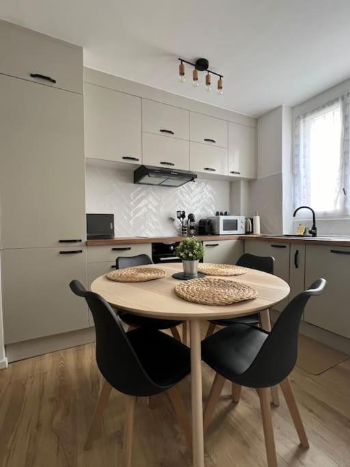 KB 21 - Metro 7 - AC - Free Parking - 4 pers