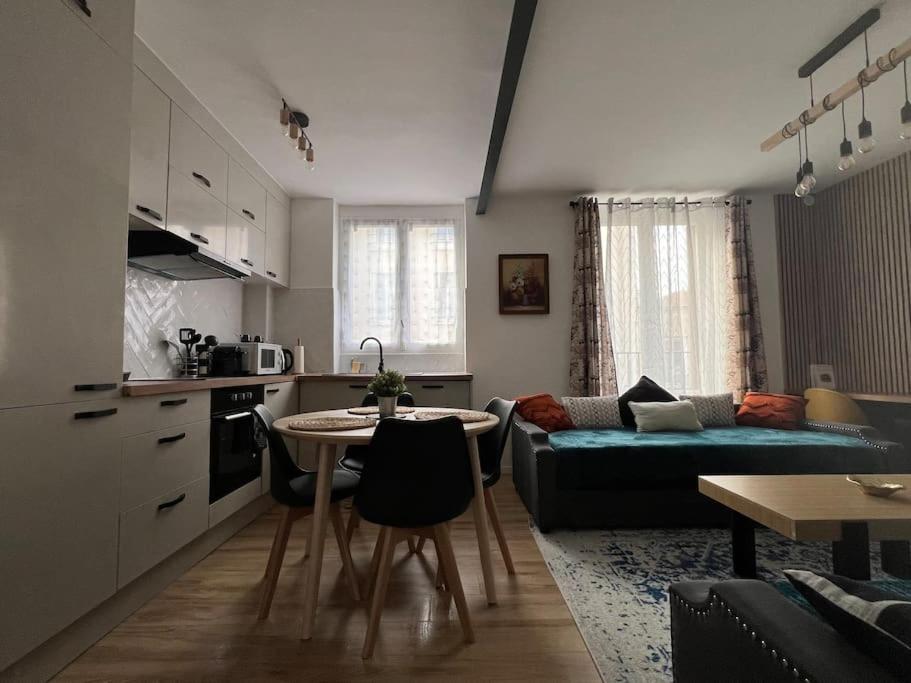 KB 21 - Metro 7 - AC - Free Parking - 4 pers