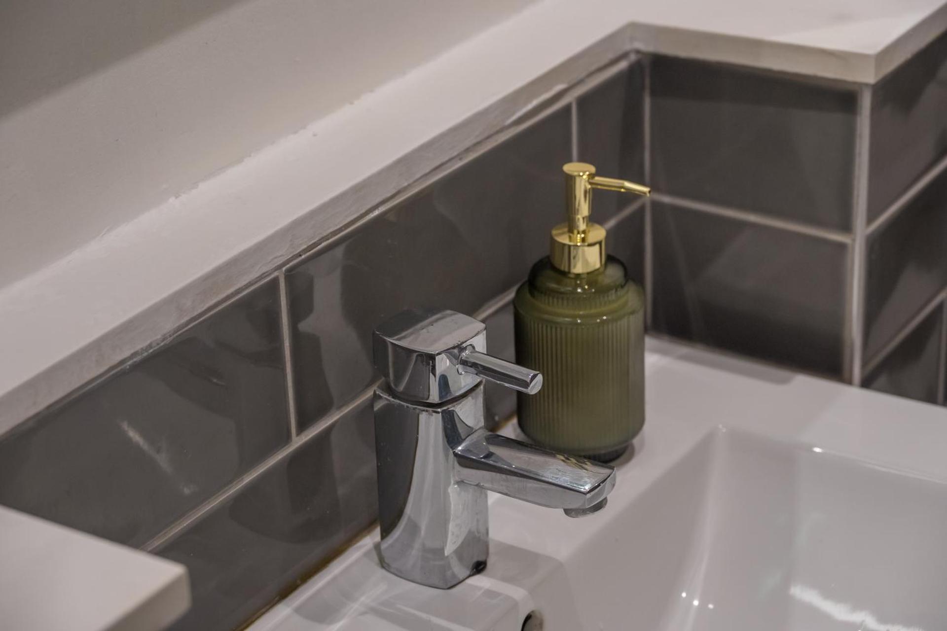 Central Belfast Apartment - Free Parking - 2BR