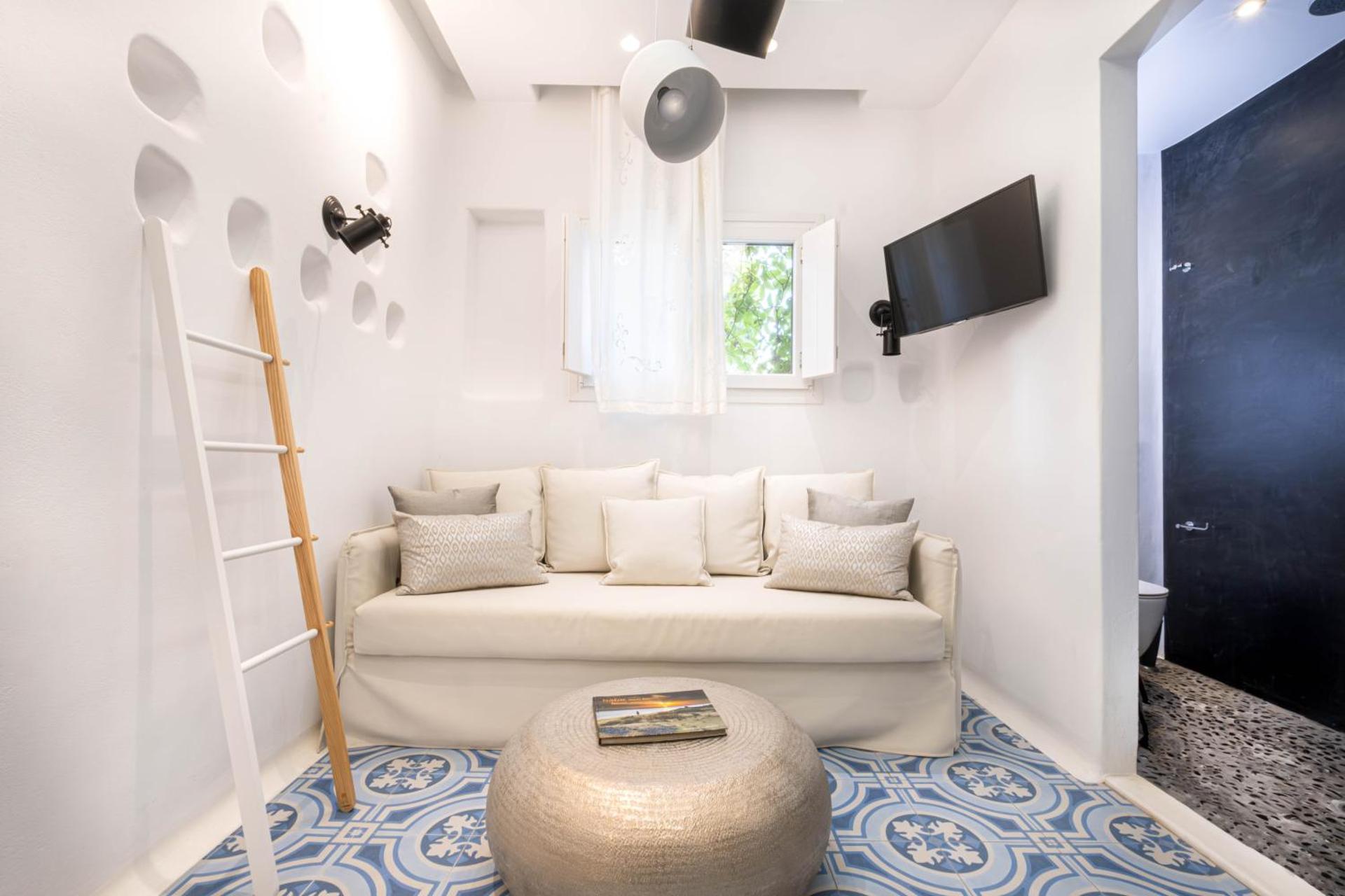 AMMOS at AmazeU Suites Naxos