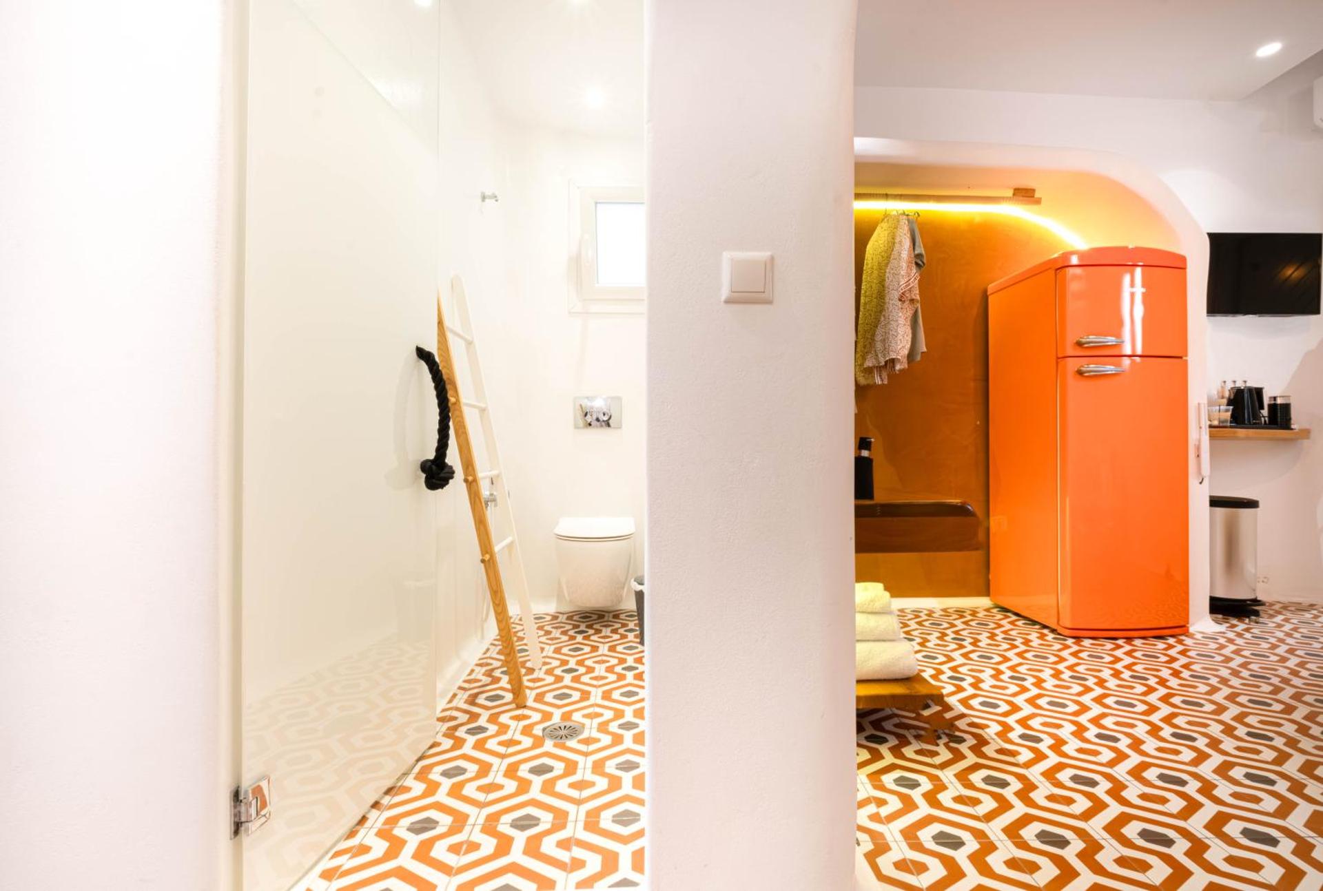 AMMOS at AmazeU Suites Naxos