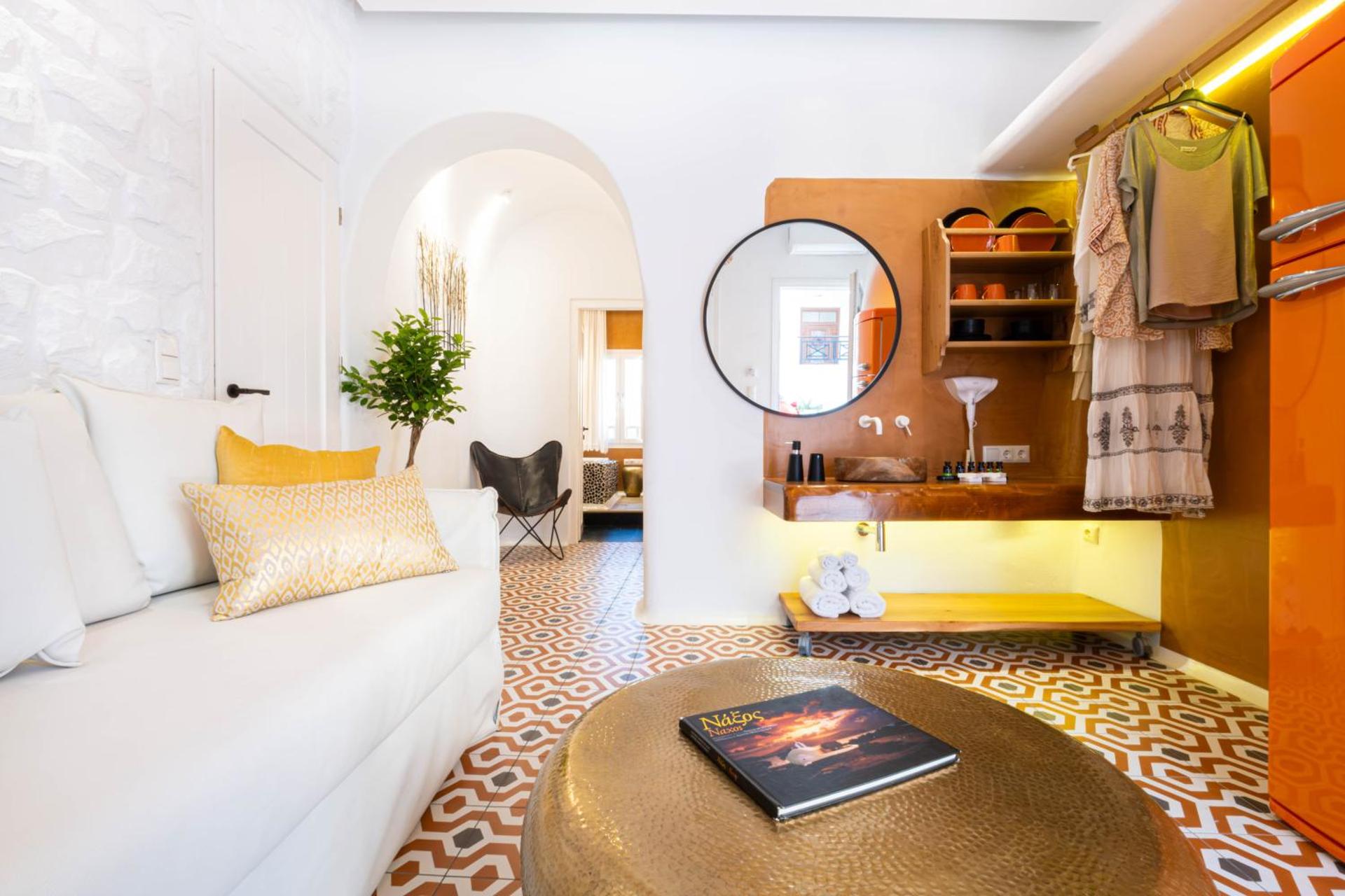 AMMOS at AmazeU Suites Naxos