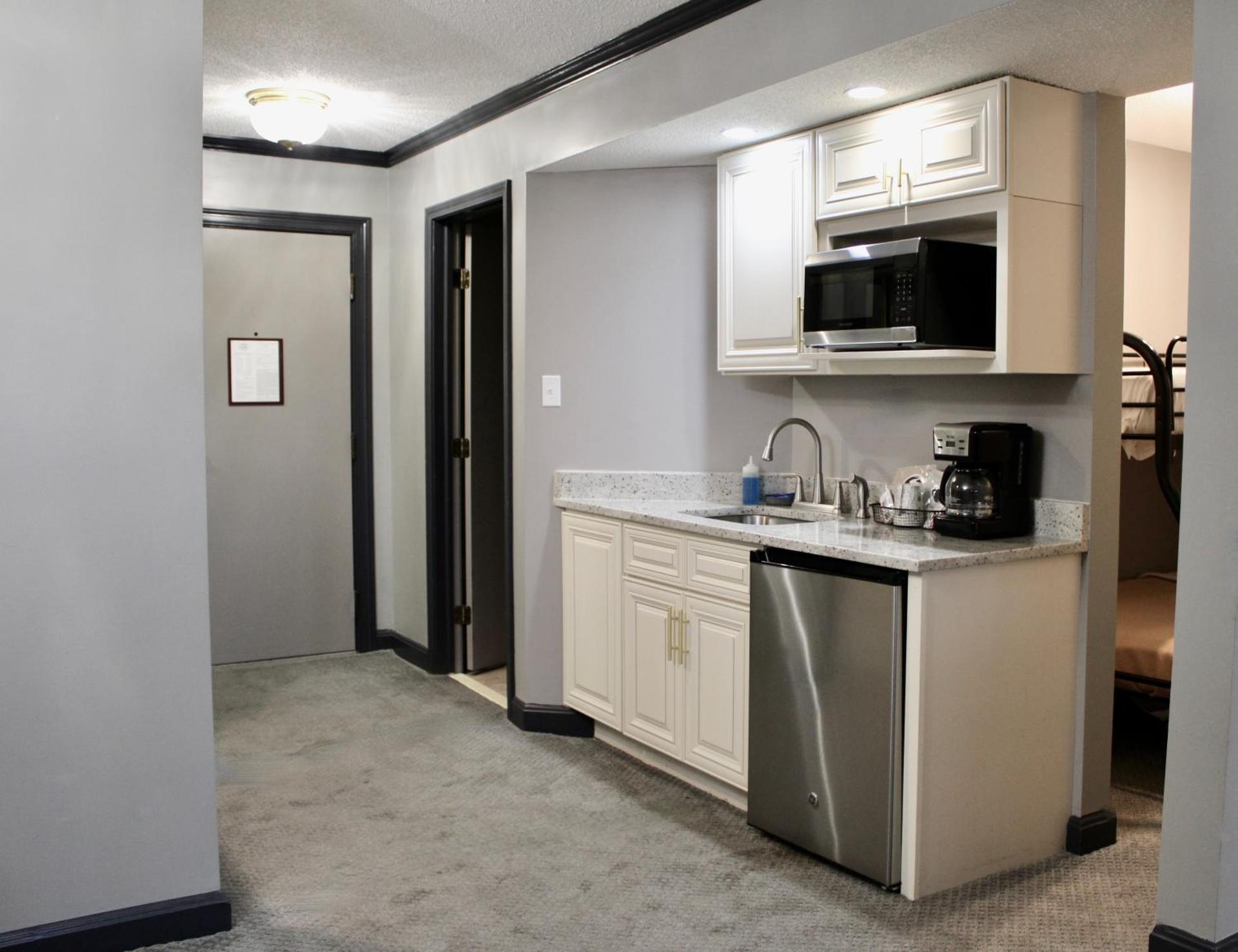 Carlton Lodge Hotel and Suites