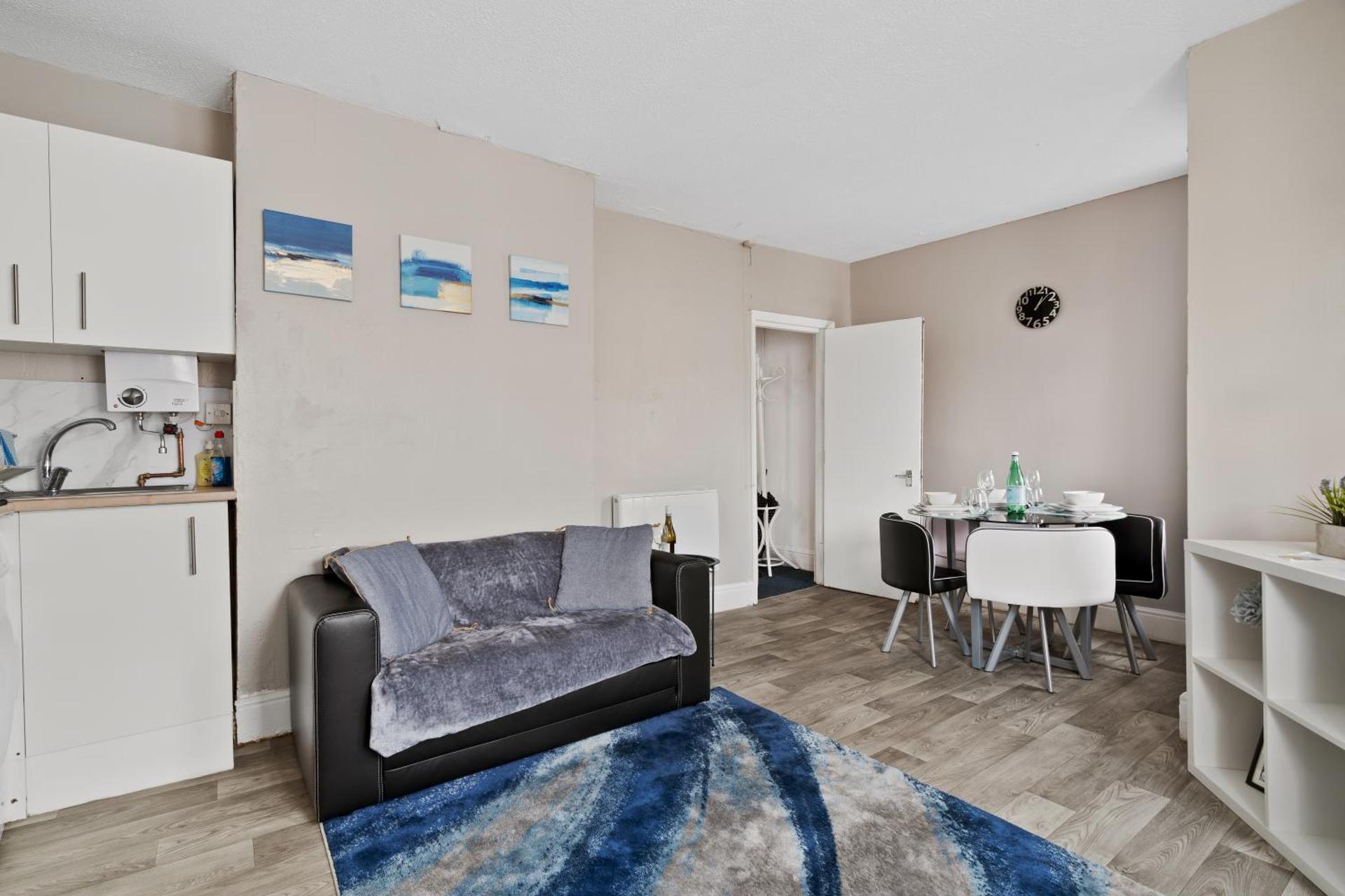 1 bed, close to Train Station & Common Park, sleeps 3