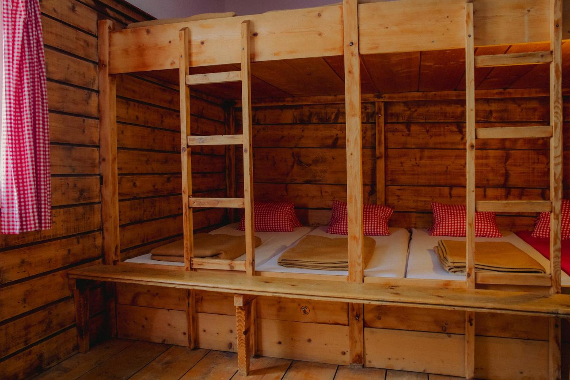 Single Bed in Mixed Dormitory Room