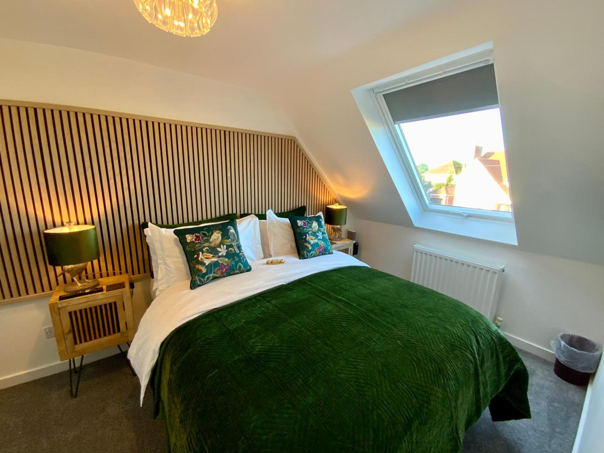 THE HIDEAWAY - LUXURY SELF CATERING COASTAL APARTMENT with PRIVATE ENTRANCE & KEY BOX ENTRY JUST A FEW MINUTES WALK TO THE BEACH, SOLENT WAY WALK, SHOPS and many EATERIES & BARS - FREE OFF ROAD PARKING,FULL KITCHEN, LOUNGE,BEDROOM , BATHROOM & WI-FI