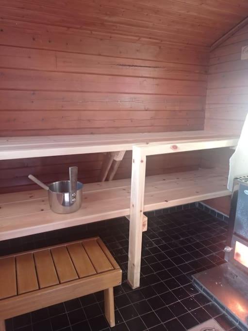 Hirsimökki harjulla