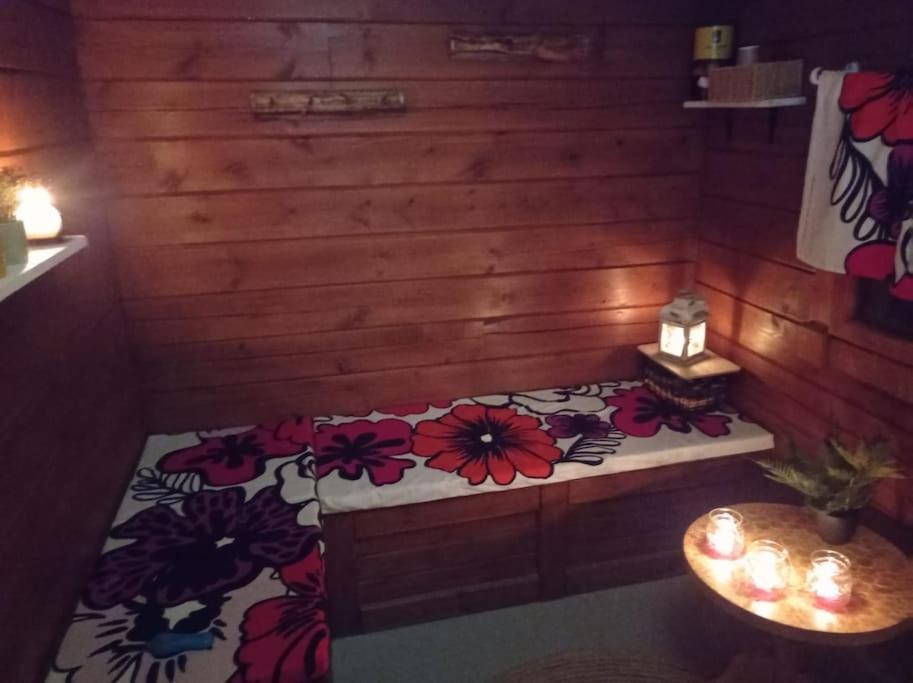 Hirsimökki harjulla