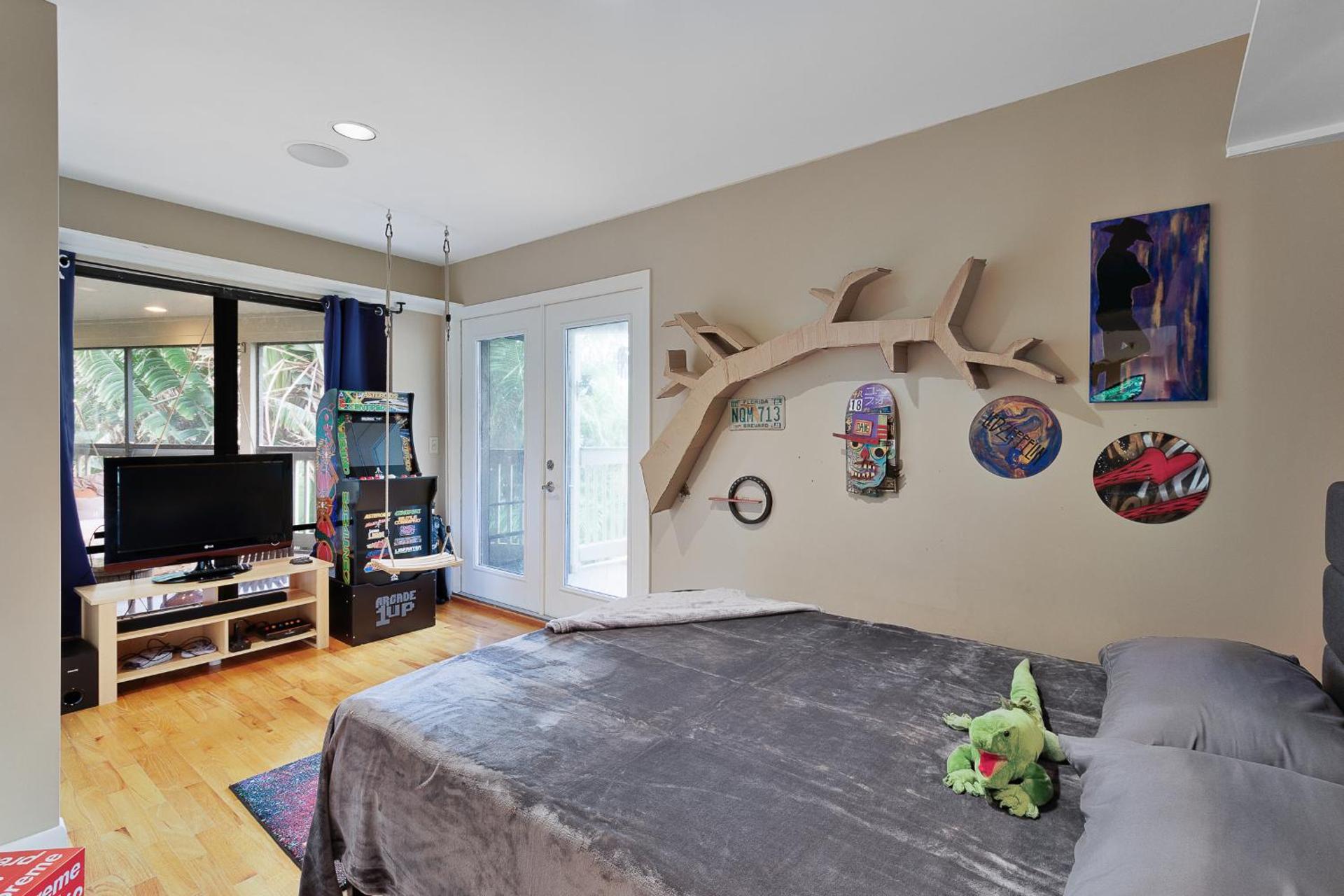 Beach Paradise Getaway - 200ft from Beach!