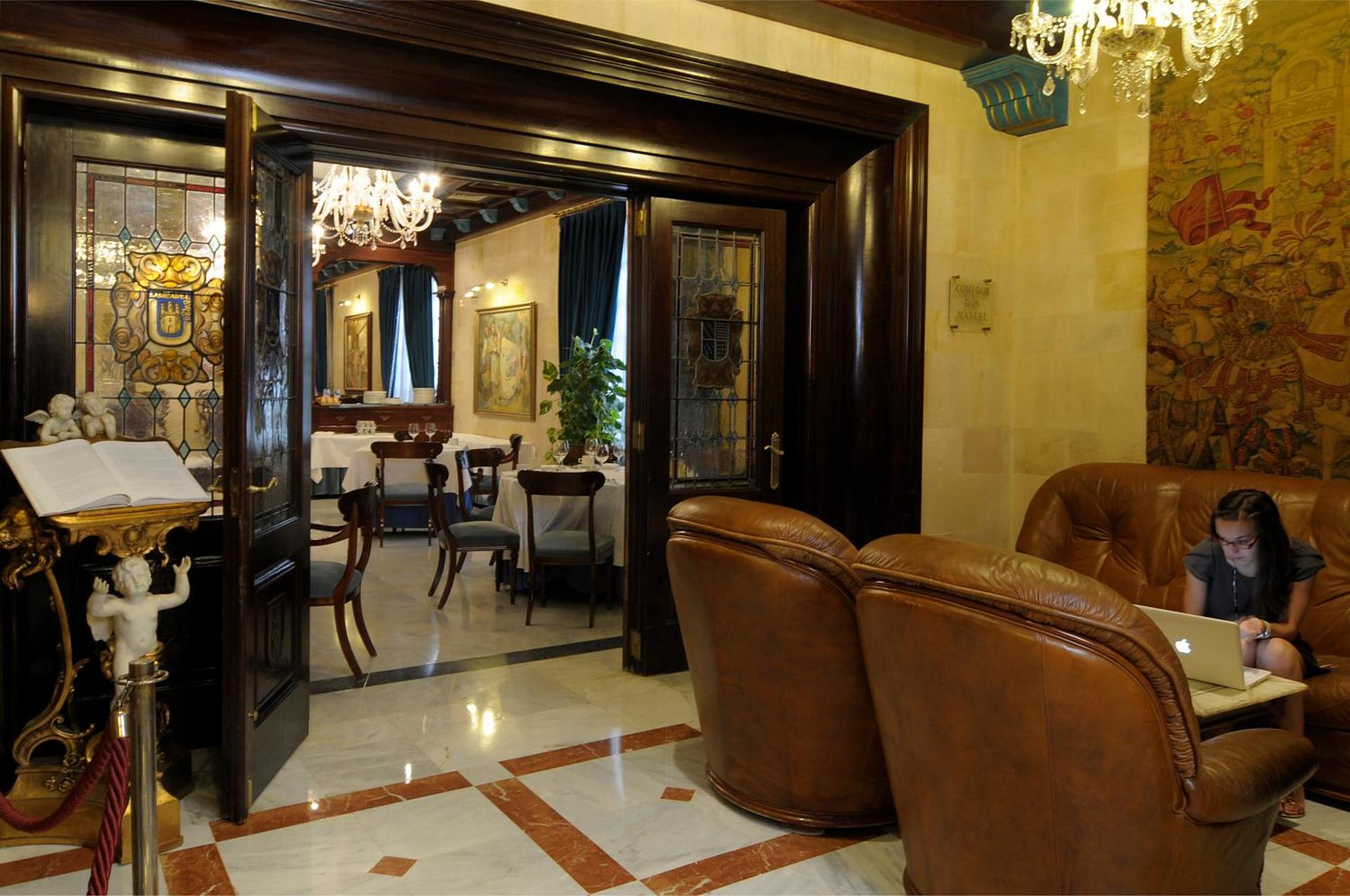 Communal lounge/ TV room