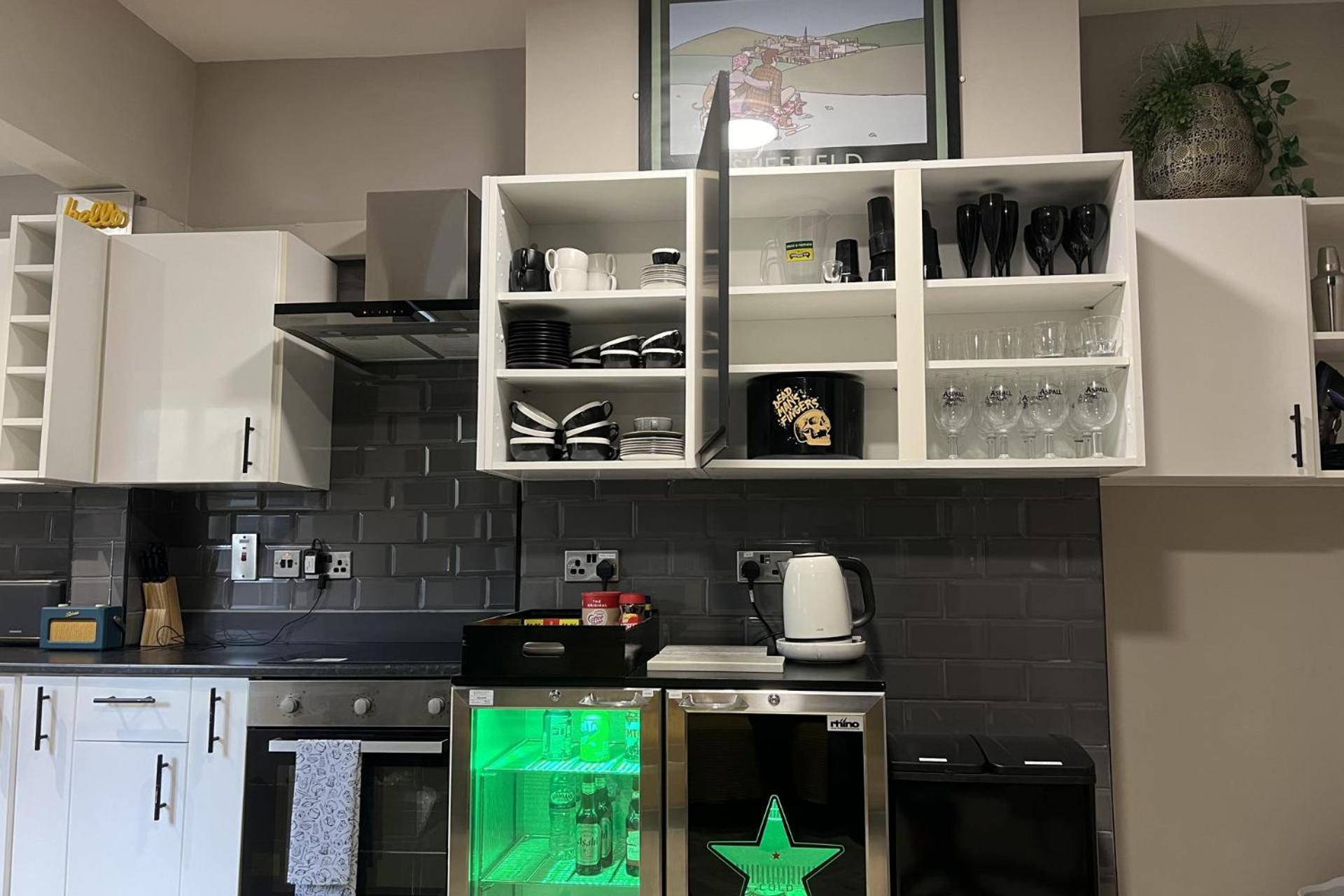 House-Sleeps 8-Parking-Pets Ok-Station Close