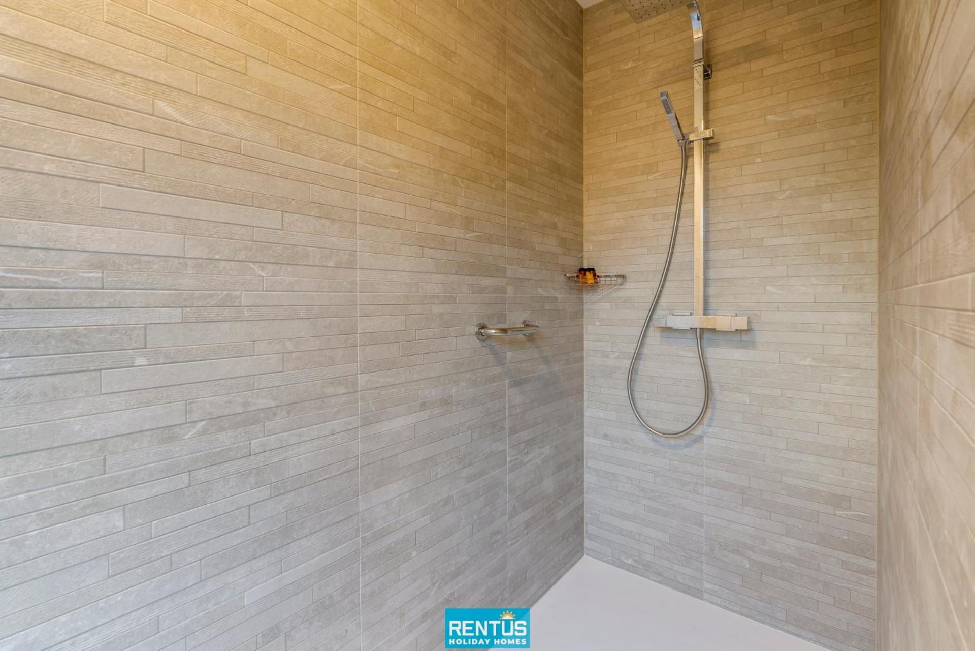 Villa Sailing-large luxury house in quiet location