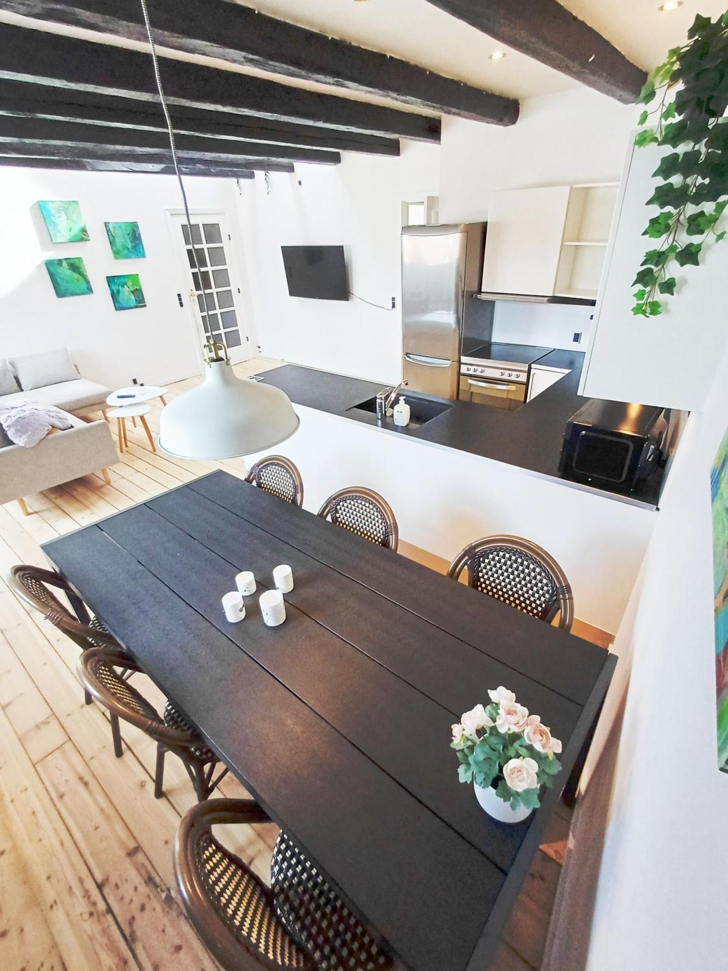 Bright City Central Apartment with Balcony