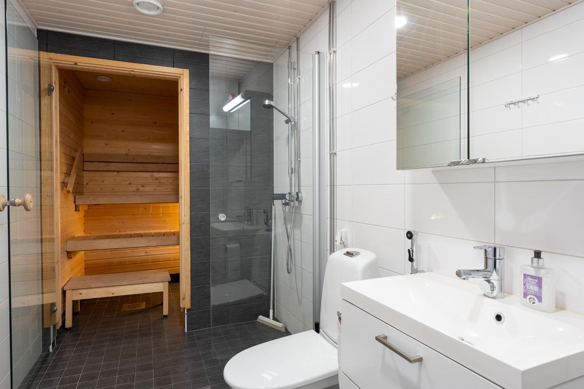 Easy Stay Rooms & Apartments near Airport