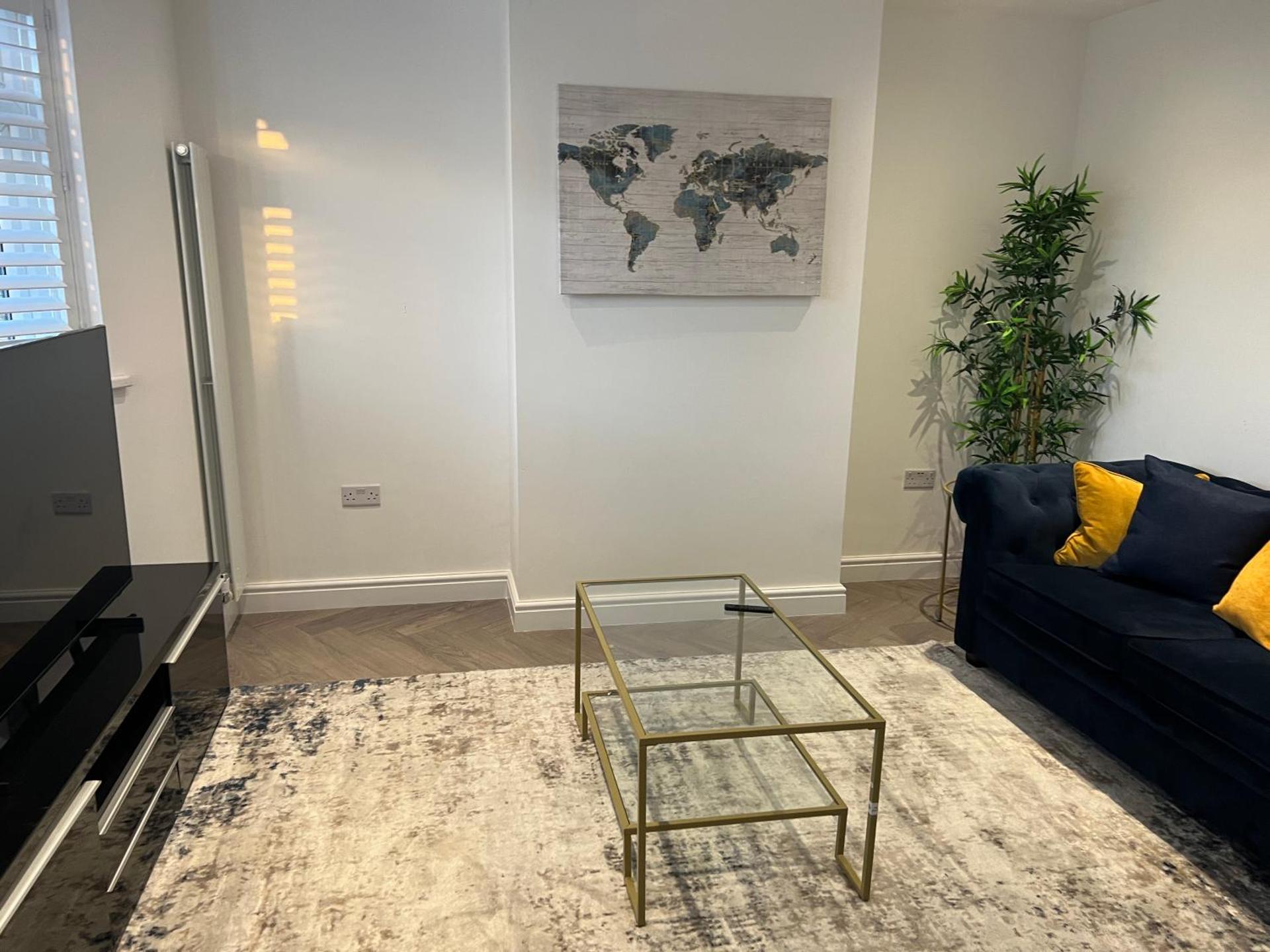 Lux 2 Bedroom Hse, 2 Free Parking, Close to station