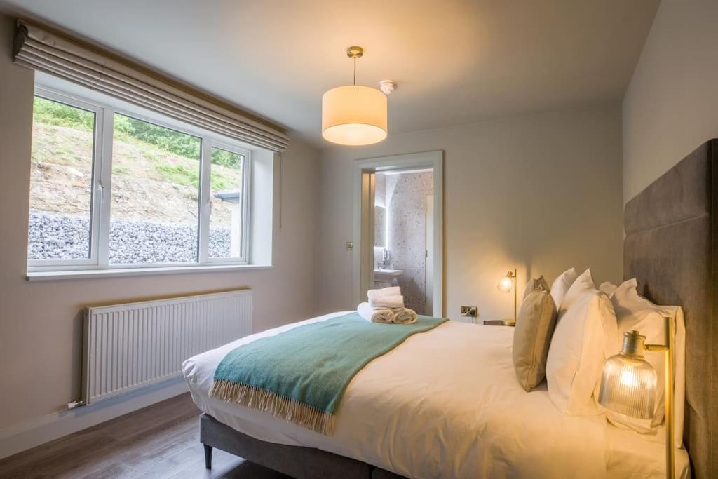 Luxury Eleven Bedroom House Sleeps 23 5-10 mins walk from town Centre