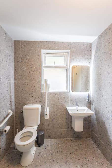 Luxury Eleven Bedroom House Sleeps 23 5-10 mins walk from town Centre