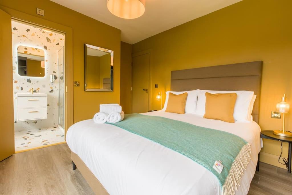 Luxury Eleven Bedroom House Sleeps 23 5-10 mins walk from town Centre