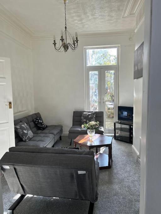 Spacious Grimsby Contractor Friendly Home Sleeps 12 and Free Parking