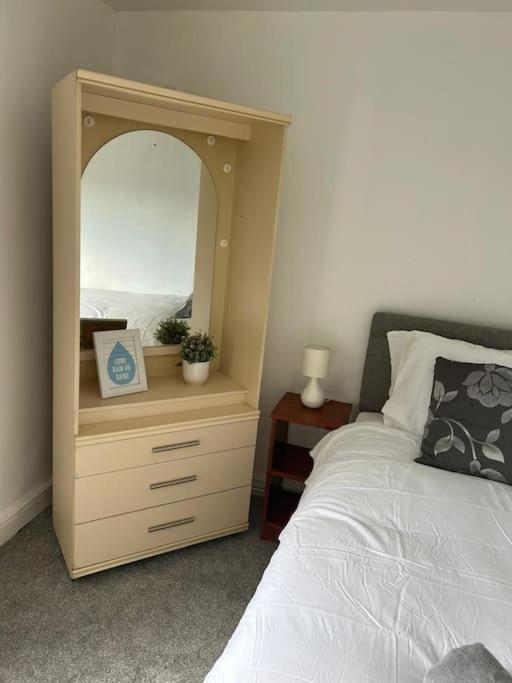 Spacious Grimsby Contractor Friendly Home Sleeps 12 and Free Parking