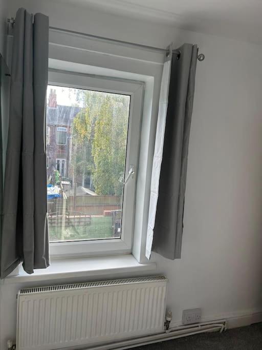 Spacious Grimsby Contractor Friendly Home Sleeps 12 and Free Parking