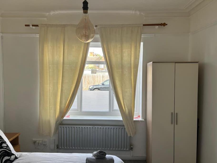 Spacious Grimsby Contractor Friendly Home Sleeps 12 and Free Parking