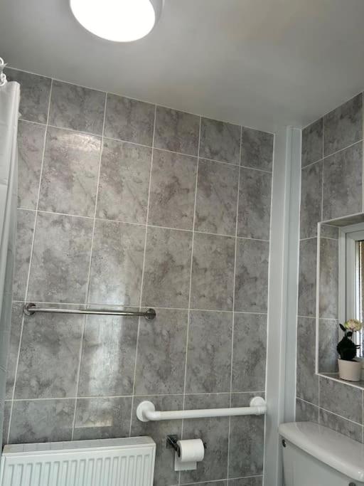 Spacious Grimsby Contractor Friendly Home Sleeps 12 and Free Parking