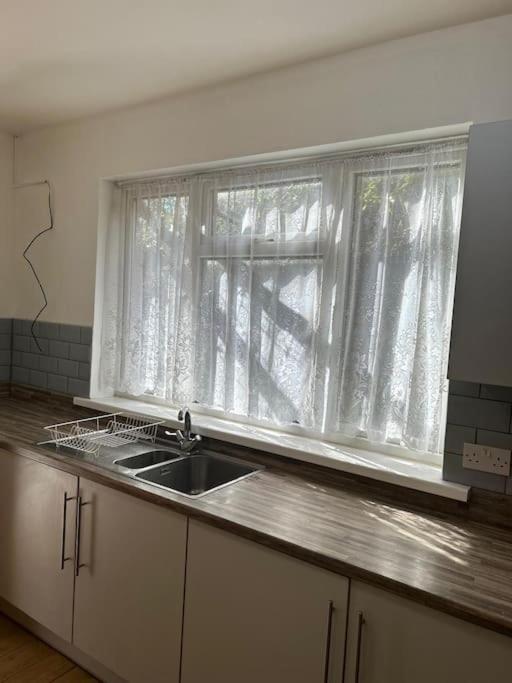 Spacious Grimsby Contractor Friendly Home Sleeps 12 and Free Parking