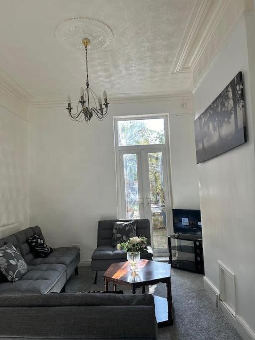 Spacious Grimsby Contractor Friendly Home Sleeps 12 and Free Parking