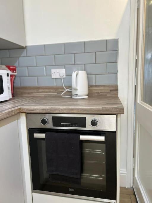 Spacious Grimsby Contractor Friendly Home Sleeps 12 and Free Parking