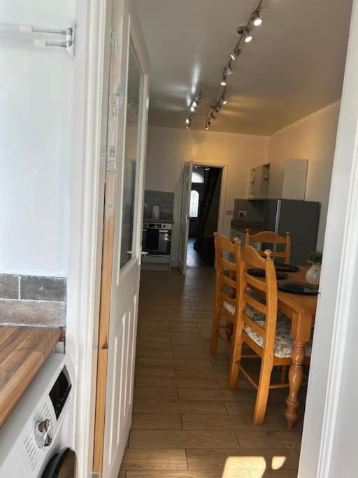 Spacious Grimsby Contractor Friendly Home Sleeps 12 and Free Parking