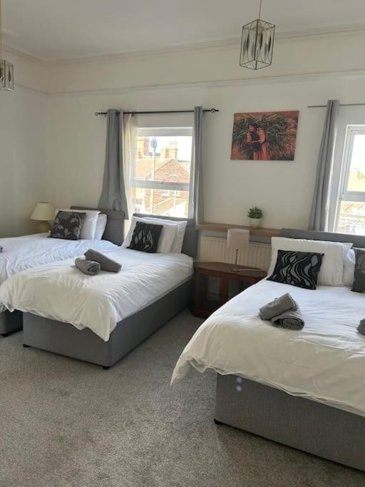 Spacious Grimsby Contractor Friendly Home Sleeps 12 and Free Parking