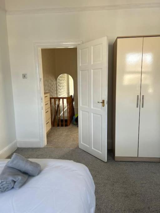 Spacious Grimsby Contractor Friendly Home Sleeps 12 and Free Parking