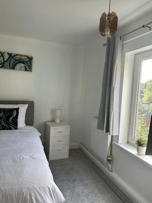 Spacious Grimsby Contractor Friendly Home Sleeps 12 and Free Parking