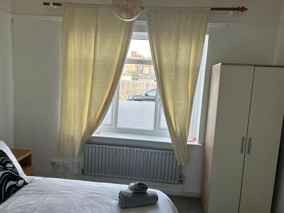 Spacious Grimsby Contractor Friendly Home Sleeps 12 and Free Parking