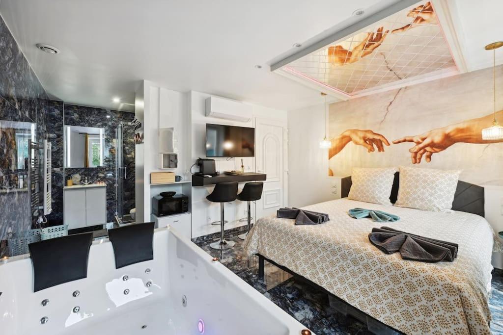 Love Room - La Création d'Adam avec Jacuzzi