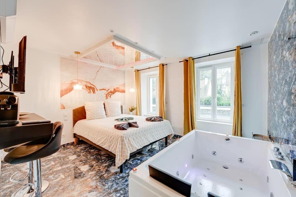 Love Room - La Création d'Adam avec Jacuzzi