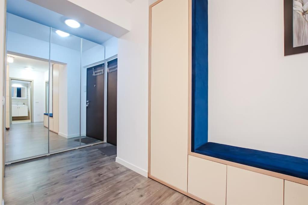 Velvet Snug - center