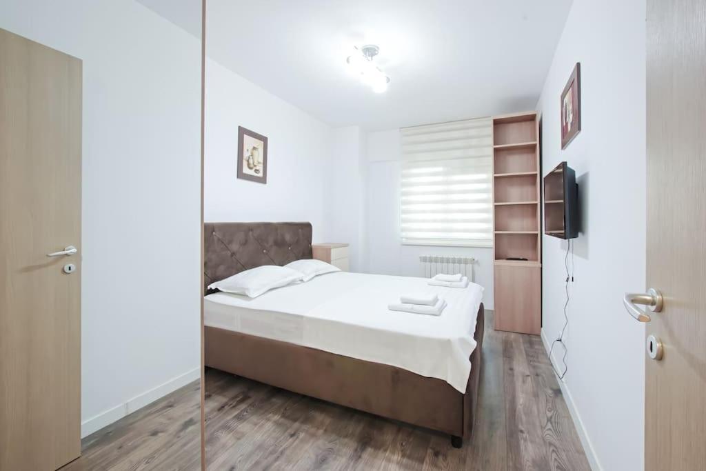 Velvet Snug - center