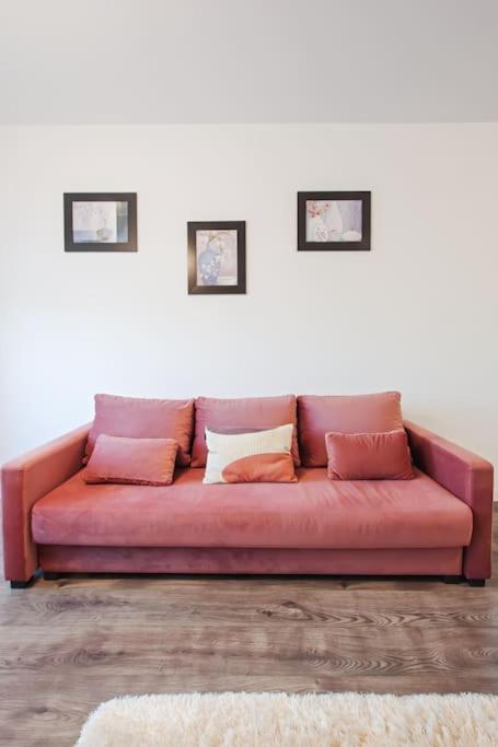 Velvet Snug - center