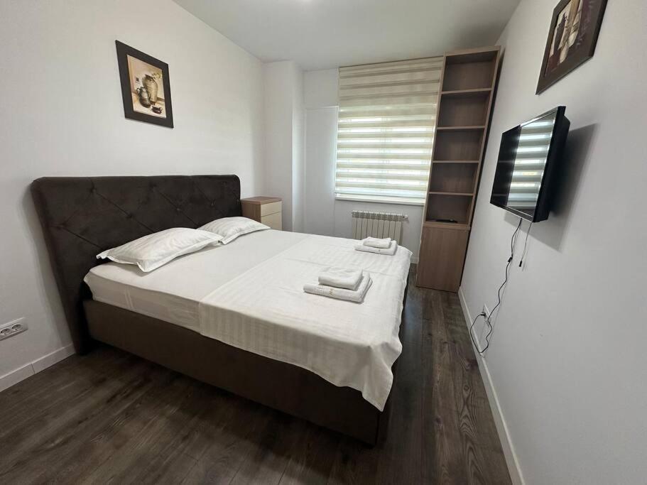 Velvet Snug - center