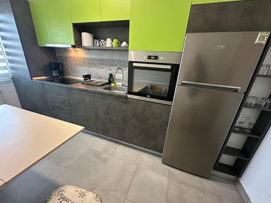 Velvet Snug - center