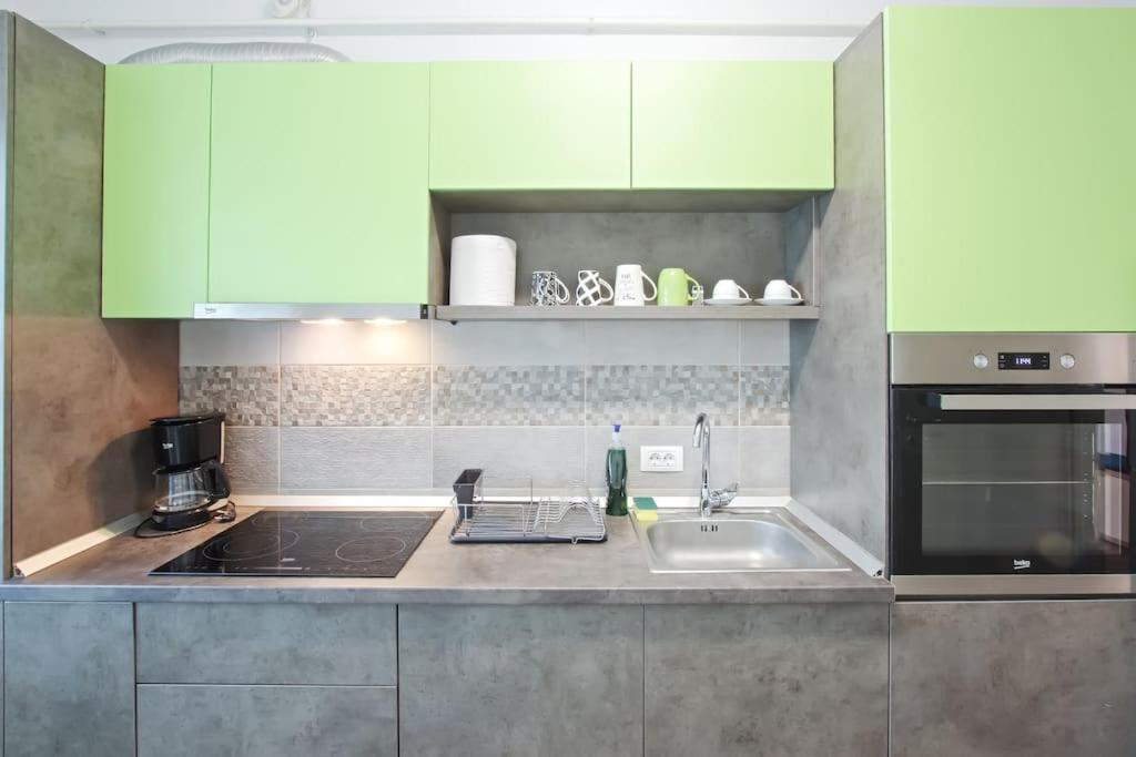 Velvet Snug - center