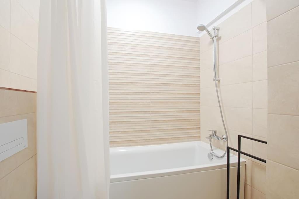 Velvet Snug - center