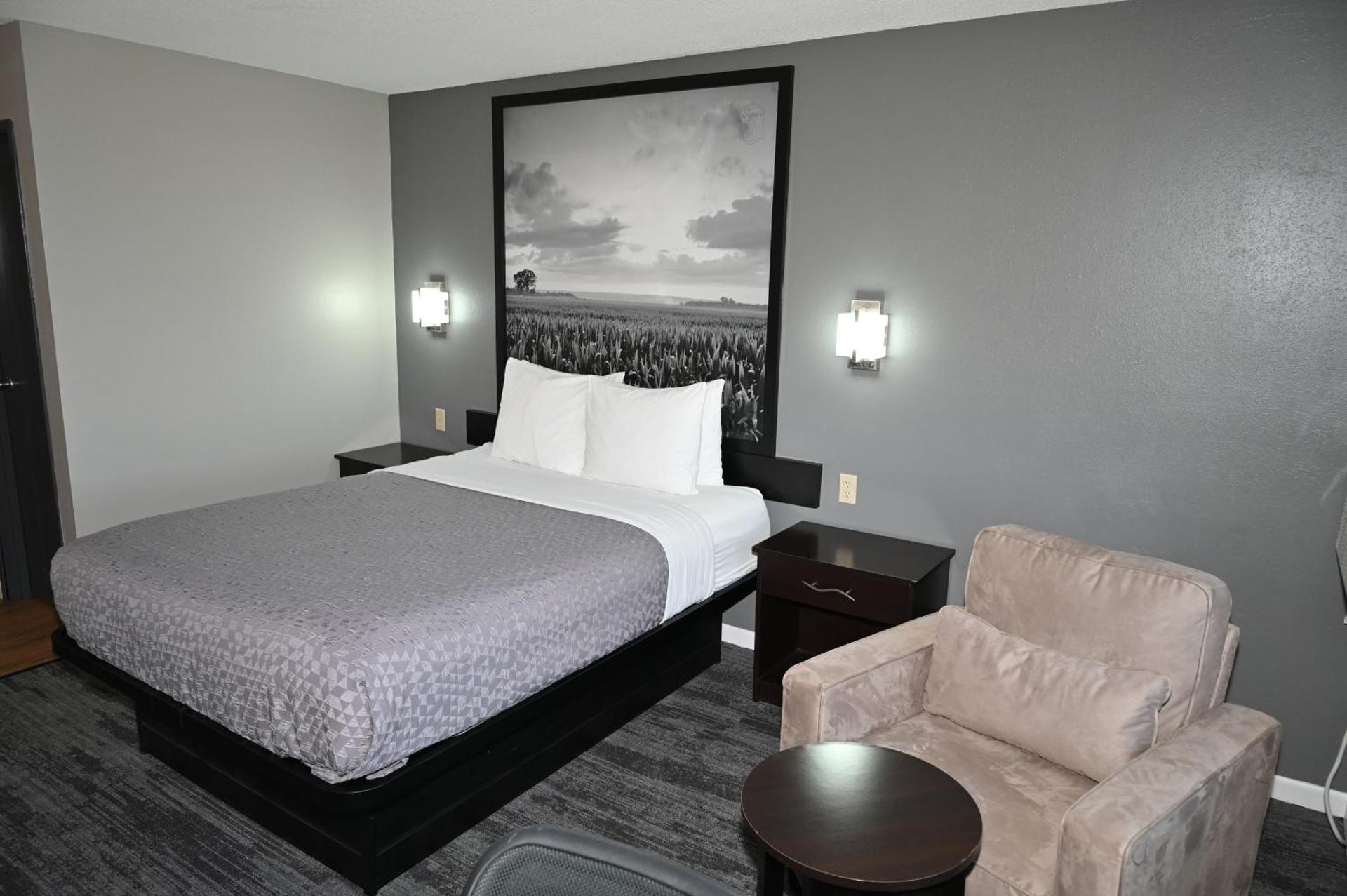 Queen Room with Bathtub and Grab Bars - Mobility/Hearing Access - Non-Smoking