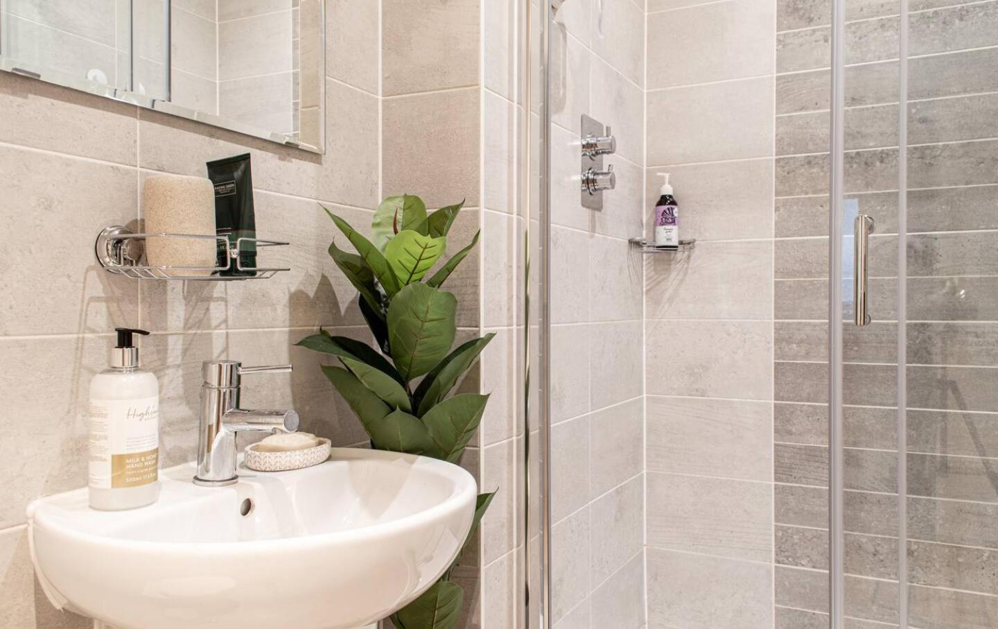 Stunning Mersey View Flat W Parking In Liverpool