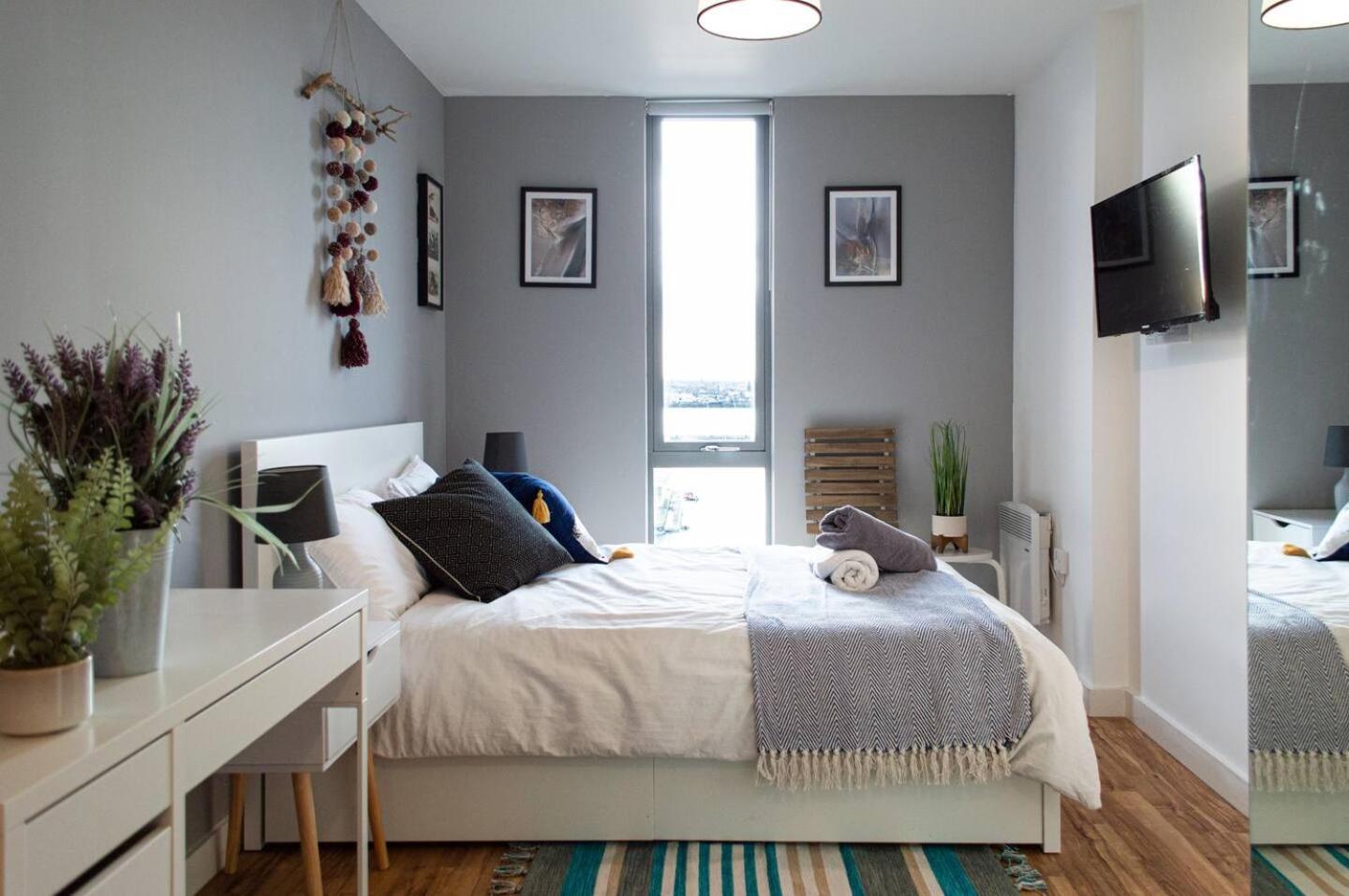 Stunning Mersey View Flat W Parking In Liverpool