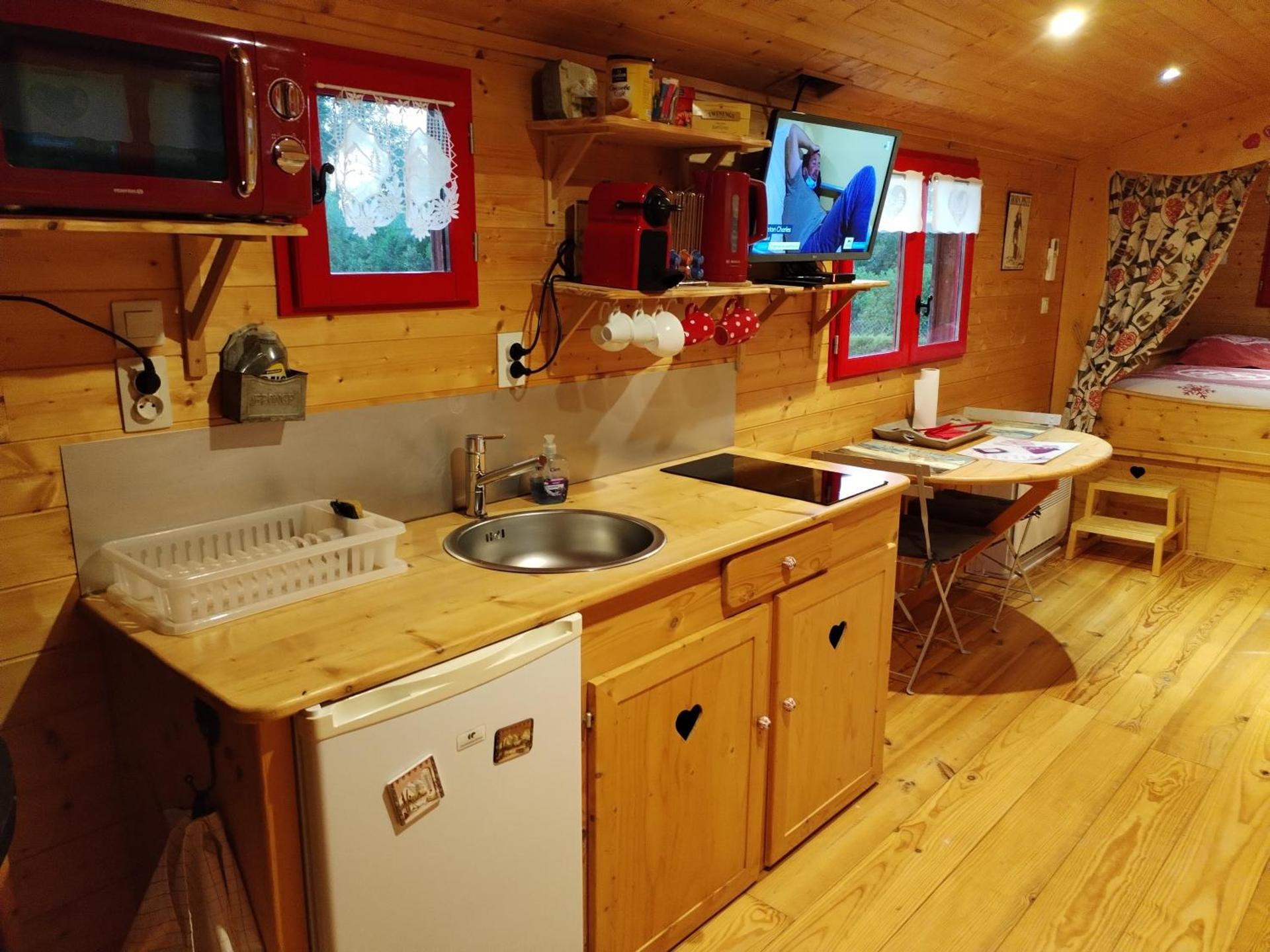 Roulotte atypique calme au milieu de la verdure