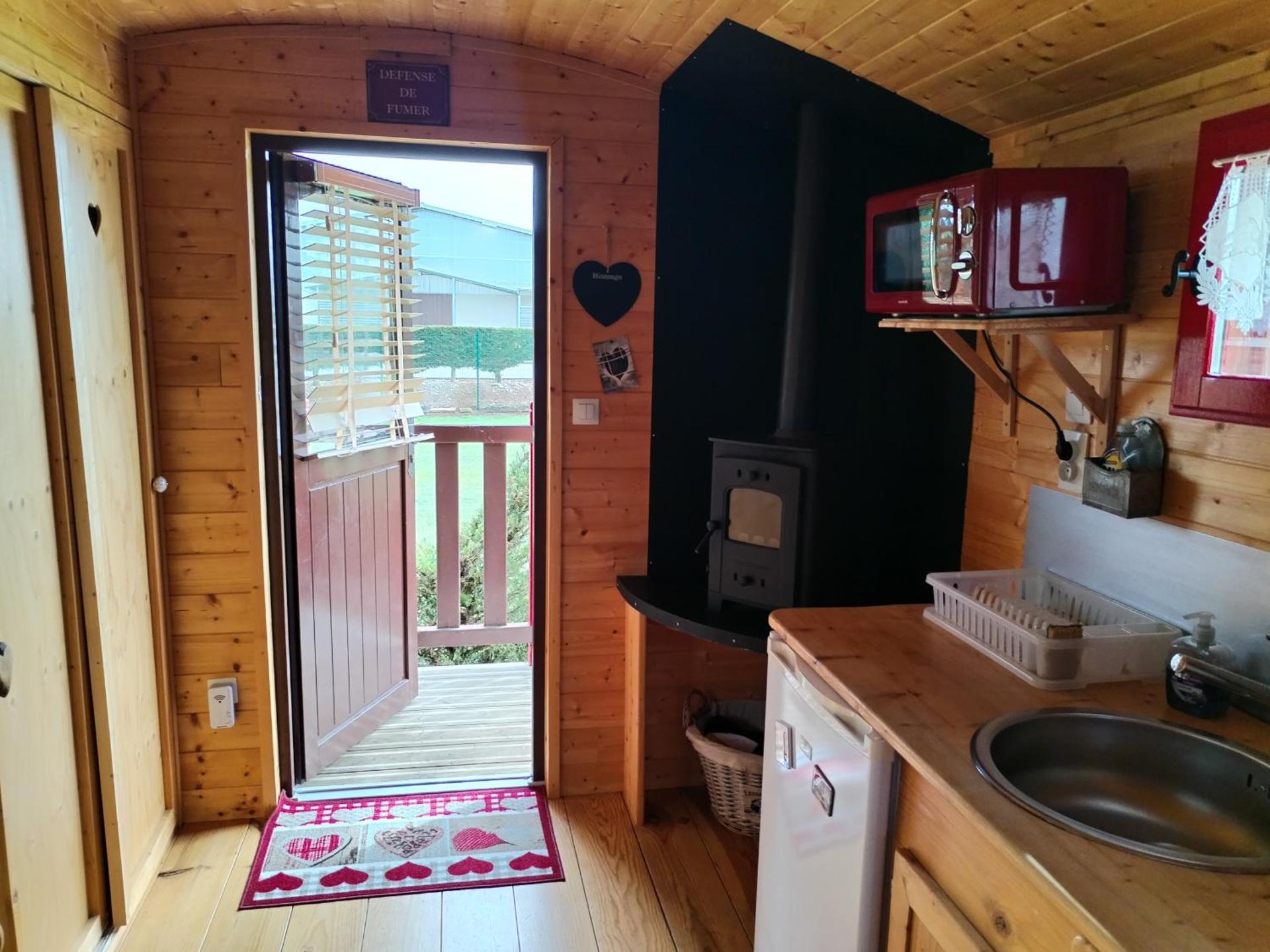 Roulotte atypique calme au milieu de la verdure