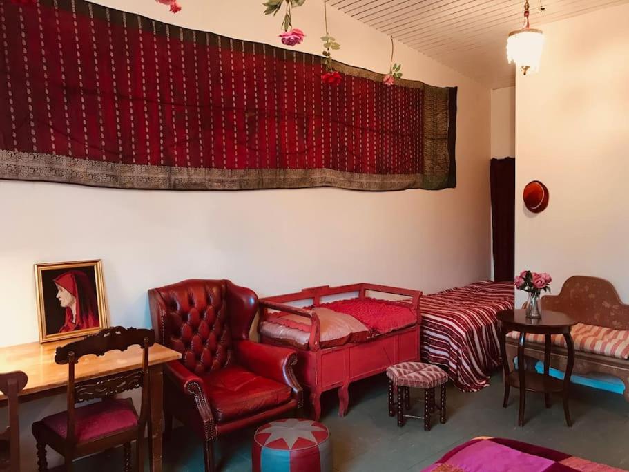 Eventyrligt og rummeligt hus med havudsigt